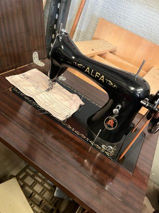 Máquina de coser ALFA antigua