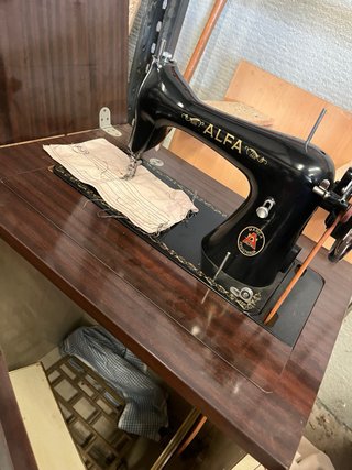 Máquina de coser ALFA antigua