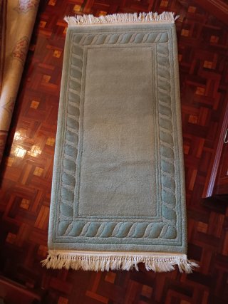 Alfombra de lana verde con flecos