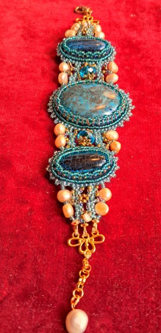Pulsera artesanal con piedras natural  y perlas