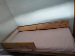 Cama infantil con barreras de madera