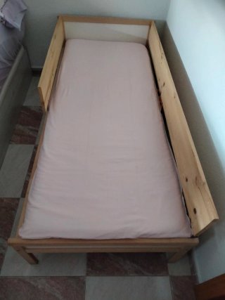 Cama infantil con barreras de madera