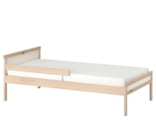 Cama infantil con barreras de madera