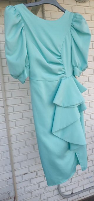 Vestido invitada verde agua con volantes