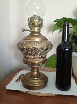 Antiguo quinqué o lampara de aceite con su tulipa.