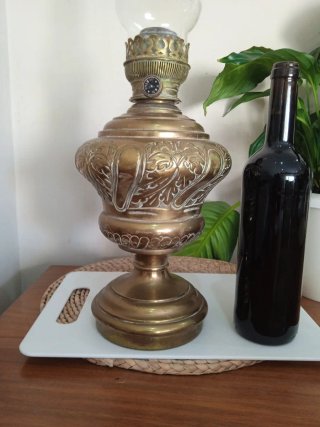 Antiguo quinqué o lampara de aceite con su tulipa.