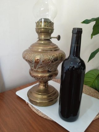 Antiguo quinqué o lampara de aceite con su tulipa.