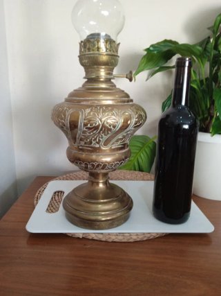 Antiguo quinqué o lampara de aceite con su tulipa.