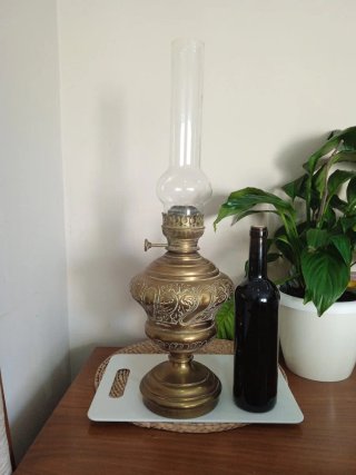 Antiguo quinqué o lampara de aceite con su tulipa.