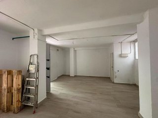 Local comercial en alquiler en El Juncal - Av. de la Paz en Sevilla