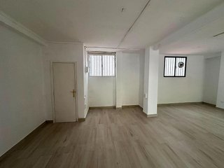 Local comercial en alquiler en El Juncal - Av. de la Paz en Sevilla
