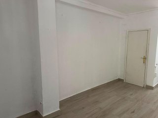 Local comercial en alquiler en El Juncal - Av. de la Paz en Sevilla