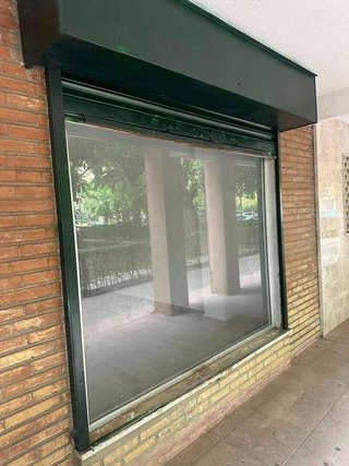 Local comercial en alquiler en El Juncal - Av. de la Paz en Sevilla