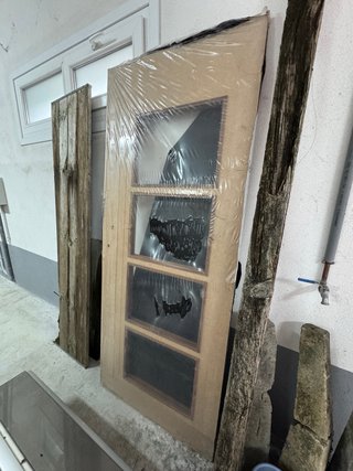 Puerta de madera con cristales