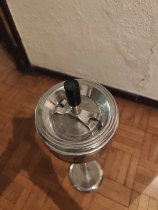 Cenicero de pie cromado