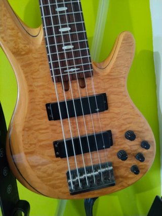 Bajo Yamaha