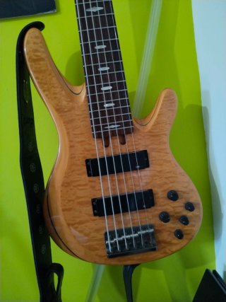 Bajo Yamaha