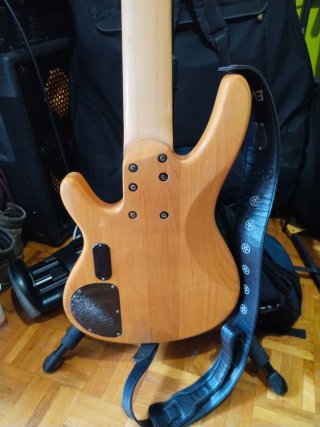 Bajo Yamaha