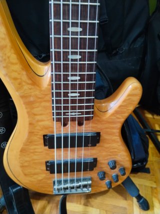 Bajo Yamaha