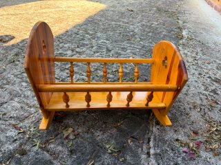 Cuna de madera para muñecas