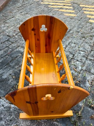 Cuna de madera para muñecas