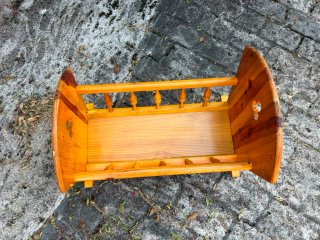 Cuna de madera para muñecas
