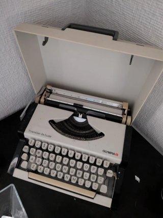Máquina de escribir Olympia Traveller de Luxe