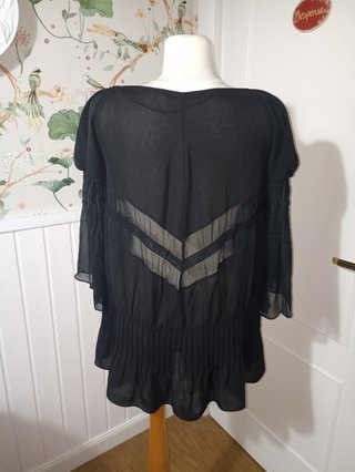 Blusa negra con volantes