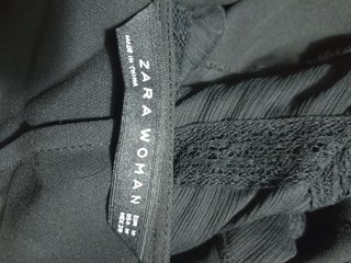 Blusa negra con volantes