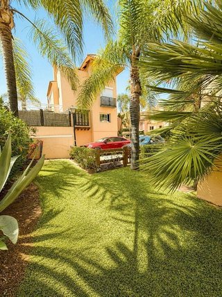 Casa adosada en alquiler en Nueva Andalucía centro en Marbella
