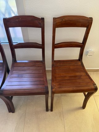Mesa octogonal madera con 4 sillas . OCASION