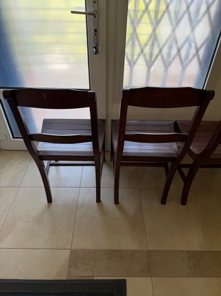 Mesa octogonal madera con 4 sillas . OCASION
