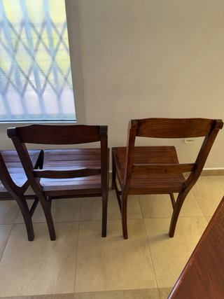 Mesa octogonal madera con 4 sillas . OCASION