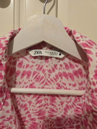 Vestido Zara estampado rosa y blanco