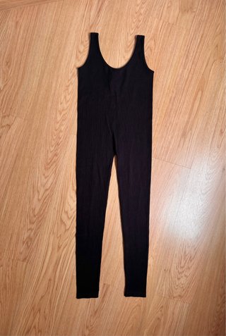 Pull&Bear. Mono canalé spandex negro. Talla M-L.
