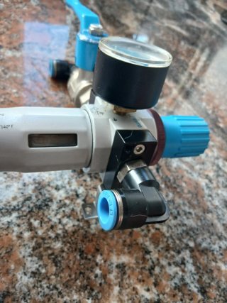 Regulador de presión Festo con manómetro