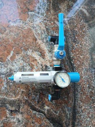 Regulador de presión Festo con manómetro