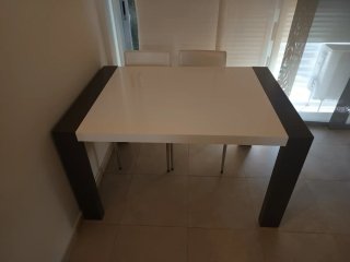 Mesa de salón moderna blanca y gris
