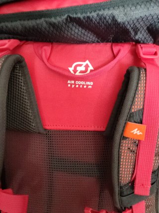 Mochila senderismo Quechua gris y rosa.