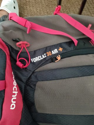 Mochila senderismo Quechua gris y rosa.