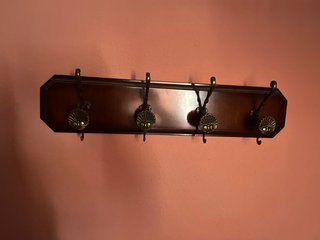 Perchero de madera con ganchos dorados