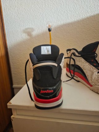 Zapatillas Jordan Negras, Rojas y Blancas