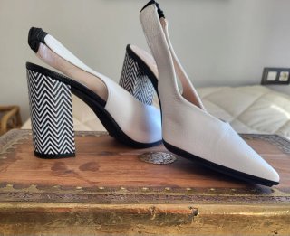Zapatos de tacón blanco y negro