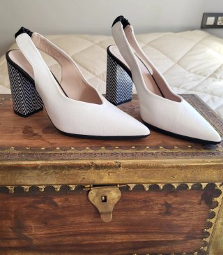 Zapatos de tacón blanco y negro