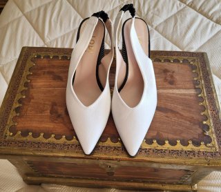Zapatos de tacón blanco y negro