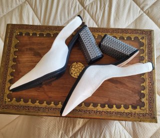 Zapatos de tacón blanco y negro
