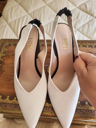 Zapatos de tacón blanco y negro