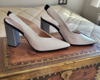 Zapatos de tacón blanco y negro