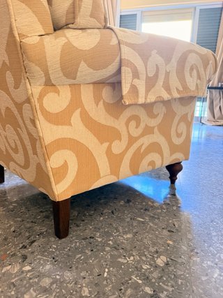 Sillón tapizado beige