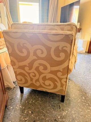 Sillón tapizado beige